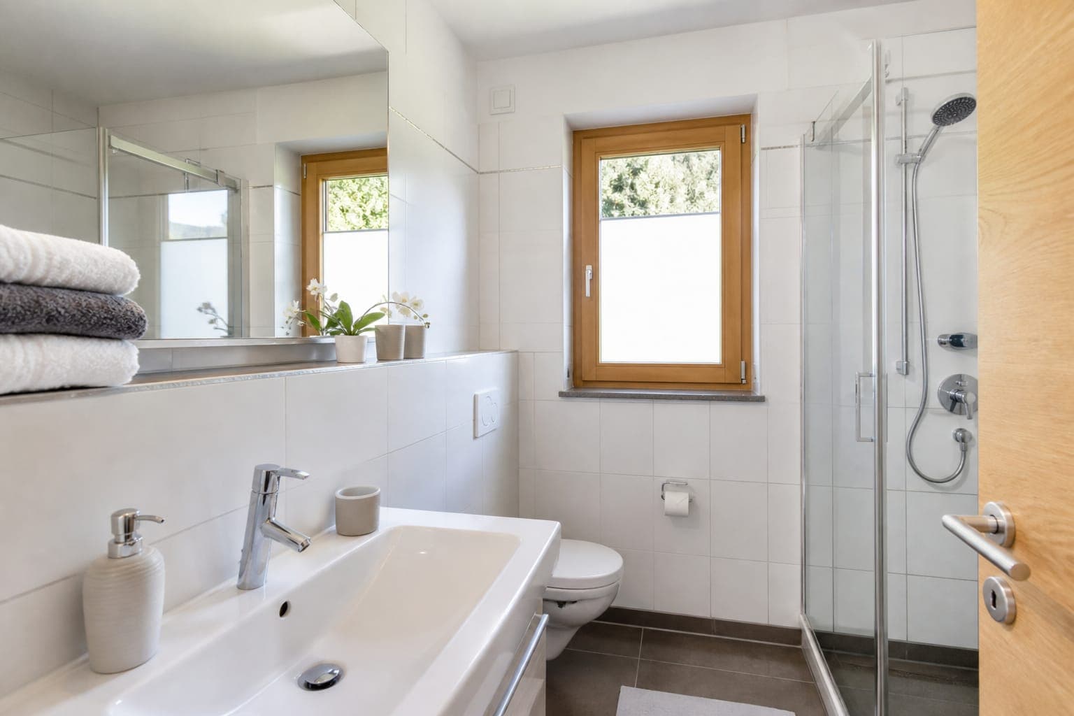 Strahlend sauberes Badezimmer in einer Ferienwohnung an der Ostsee